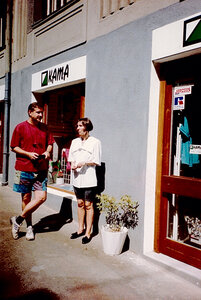 1992 – první prodejna Mahulena Pertlová před první firemní prodejnou KAMA na pražské Letné.