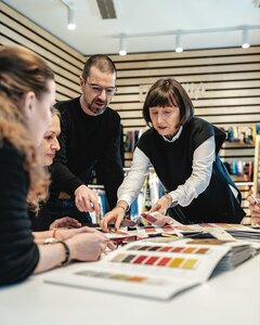 Současnost – brainstorming Brainstorming nad návrhy nových kolekcí v kanceláři společnosti KAMA.