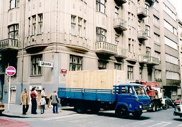 1992 – stěhování pletacího stroje Převoz prvního průmyslového pletacího stroje STOLL do sídla společnosti KAMA.