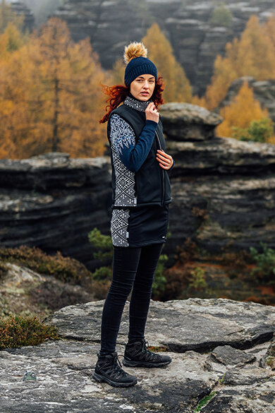 Strickmütze Merino Kama A166, Pullover aus Merinowolle Kama 5051, Softshell Merino Weste KAMA 3010, Rock aus Merinowolle Kama 6010