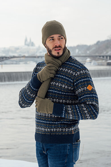 Strickmütze Merino Kama A02, Gestrickter Schal aus Merinowolle Kama S07, Gestrickte Handschuhe aus Merinowolle Kama R102, Pullover aus Merinowolle Kama 4067